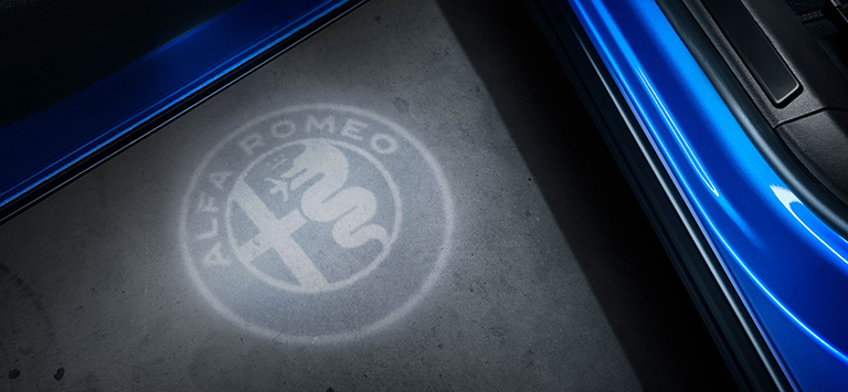 Alfa Romeo Tonale - Galerija - Mopar Dodaci - Osvijetljeni pragovi vrata